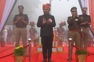 GREATER NOIDA INDIA 26 HAZİRAN 2024 UP Brijesh Singh Devlet Bayındırlık Bakanlığı Hükümeti ve Gautam Budh Nagar Polis Komiseri Lakshmi Singh, 26 Ocak 2024 'te Surajpur polis hattında 75. Cumhuriyet Günü' nü kutladılar.