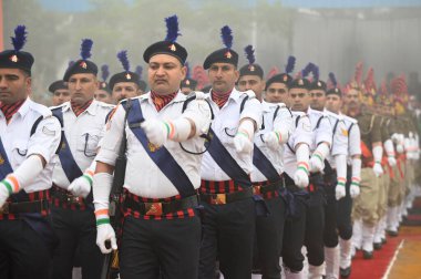 GREATER NOIDA INDIA JANUARY 26 Ocak 2024 Uttar Pradesh Polis Teşkilatı, Surajpur polis hattındaki 75. Cumhuriyet Günü Yürüyüşü sırasında, 26 Ocak 2024 'te Hindistan Büyük Noida' da ülkenin cumhuriyet günü için platin kutlamaya hazırlanıyor. 
