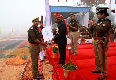 GREATER NOIDA İNDİYA 26 HAZİRAN 2024 UP Brijesh Singh Devlet Bayındırlık Bakanlığı Hükümeti ve Gautam Budh Nagar Polis Komiseri Lakshmi Singh 75. Cumhuriyet Günü 'nü polis personeline D Cumhuriyeti' nde madalyaları takdim etti.