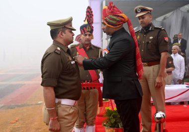 GREATER NOIDA İNDİYA 26 HAZİRAN 2024 UP Brijesh Singh Devlet Bayındırlık Bakanlığı Hükümeti ve Gautam Budh Nagar Polis Komiseri Lakshmi Singh 75. Cumhuriyet Günü 'nü polis personeline D Cumhuriyeti' nde madalyaları takdim etti.