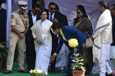 KOLKATA INDIA JANUARY 26 Ocak 2024 Batı Bengal Başbakanı Mamata Banerjee, Cumhuriyet Günü Geçit Töreni 'nden sonra, 26 Ocak 2024 tarihinde Kolkata Hindistan' daki Kızıl Yol 'da düzenlenen etkinlikten sonra, Cuma günü yapılacak olan platin bayram için hazırlanıyor.