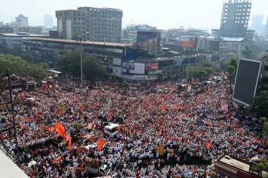 MUMBAI INDIA JANUARY 27 Ocak 2024 Maratha lideri Manoj Jarange Patil ve destekçileri Chhatrapati Shivaji Maharaj Chowk Vashi Manoj Jarange Patil 'de toplandı.