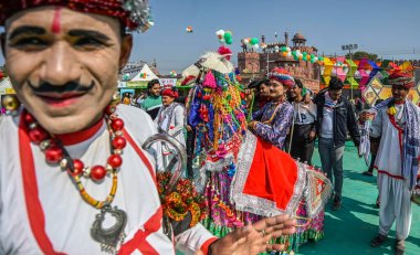 YENİ DELHI INDIA JANUARY 27 HAZİRAN 2024 Rajasthani halk sanatçısı Bharat Parv Festivali 'nde canlı müzik icra ediyor Redfort Ground' daki 75. Cumhuriyet Günü kutlamaları kapsamında etkinliğin en önemli anları arasında Cumhuriyet Günü Ta Geçidi 'nin sergilenmesi de yer alıyor.