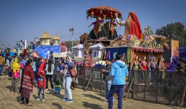 YENİ DELHI INDIA HAZİRAN 27 HAZİRAN 2024 Bharat Parv Festivali sırasında Cumhuriyet Günü Geçit Töreni tablosunu izleyen insanlar Redfort Sahası 'ndaki 75. Cumhuriyet Günü kutlamaları kapsamında etkinliğin en önemli anları arasında Cumhuriyet Günü Yürüyüşü' nün sergilenmesi de yer alıyor.