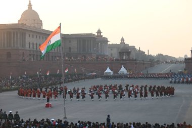 NEW DELHI INDIA JANUARY 27 2024 Tri servis bandosu, Cumhuriyet Günü kutlamalarının doruk noktası olan Raisina Hills The Beating Retreat seremonisi için yaklaşmakta olan Yenilme Töreni 'nin kostümlü provasında performans sergiliyor.