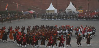NEW DELHI INDIA JANUARY 27 2024 Tri servis bandosu, Cumhuriyet Günü kutlamalarının doruk noktası olan Raisina Hills The Beating Retreat seremonisi için yaklaşmakta olan Yenilme Töreni 'nin kostümlü provasında performans sergiliyor.
