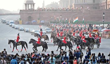 NEW DELHI INDIA HAZİRAN 27 HAZİRAN 2024 Hindistan Başkanı konvoyu yaklaşmakta olan Yenilme İnzivası seremonisi için tam teçhizatlı prova sırasında geliyor. Dört gün süren Cumhuriyet Günü kutlamalarının doruk noktası olan Yenilme İnzivası