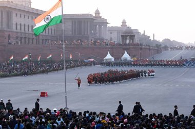 NEW DELHI INDIA JANUARY 27 HAZİRAN Tri müzik grupları, Frid 'de düzenlenen 4 günlük Cumhuriyet Günü kutlamalarının doruk noktasını temsil eden Beatling Retreat seremonisinin kostümlü provaları sırasında konser verdiler.