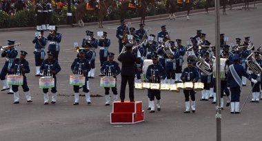 NEW DELHI INDIA JANUARY 27 HAZİRAN Tri müzik grupları, Frid 'de düzenlenen 4 günlük Cumhuriyet Günü kutlamalarının doruk noktasını temsil eden Beatling Retreat seremonisinin kostümlü provaları sırasında konser verdiler.