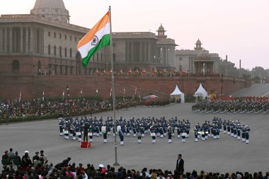 NEW DELHI INDIA JANUARY 27 HAZİRAN Tri müzik grupları, Frid 'de düzenlenen 4 günlük Cumhuriyet Günü kutlamalarının doruk noktasını temsil eden Beatling Retreat seremonisinin kostümlü provaları sırasında konser verdiler.