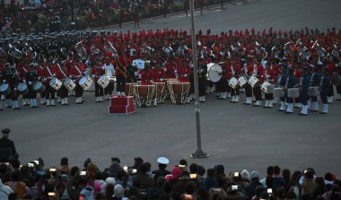 NEW DELHI INDIA JANUARY 27 HAZİRAN Tri müzik grupları, Frid 'de düzenlenen 4 günlük Cumhuriyet Günü kutlamalarının doruk noktasını temsil eden Beatling Retreat seremonisinin kostümlü provaları sırasında konser verdiler.