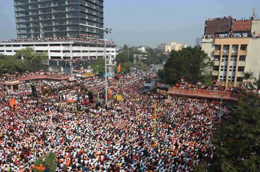 NAVI MUMBAI INDIA JANUARY 27 2024 Chhatrapati Shivaji Maharaj Chowk Vashi, Maratha Kota aktivisti Manoj Jarange Patil, Maharashtra CM Eknath Shinde Hükümeti 'nin Chhatrapati Shivaji Maharaj' daki tüm talepleri kabul etmesinin ardından protestolarına son verdi.