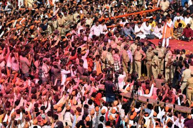 NAVI MUMBAI INDIA JANUARY 27 Ocak 2024 Maratha Kota aktivisti Manoj Jarange Patil, Maharashtra CM Eknath Shinde Hükümeti 'nin Chhatrapati Shivaji Maharaj Chowk Vashi' deki tüm talepleri 27 Ocak 2024 tarihinde Navi Mumbai Hindistan Manoj Jaran 'da kabul etmesinden sonra protestosuna son verdi.