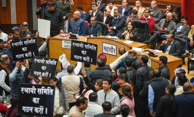 YENİ DELHI INDIA JANUARY 29 Ocak 2024 Delhi Belediye Başkanı Shelly Oberoi, Delhi Belediyesi MCD oturumunda BJP 'li meclis üyelerini protesto etmek için Raj K Raj Hindustan Times 
