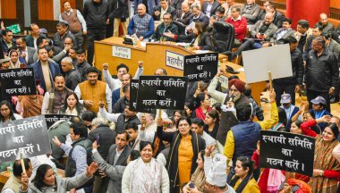 YENİ DELHI INDIA JANUARY 29 Ocak 2024 Delhi MCD Muhalefet konseyi üyeleri, Meclis 'e daimi komitenin gücünü yelek giydirme konulu özel bir toplantı için sloganlar attı. Fotoğraf: Raj K Raj Hindustan Times