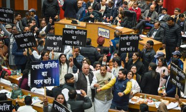 YENİ DELHI INDIA JANUARY 29 Ocak 2024 Delhi MCD Muhalefet konseyi üyeleri, Meclis 'e daimi komitenin gücünü yelek giydirme konulu özel bir toplantı için sloganlar attı. Fotoğraf: Raj K Raj Hindustan Times