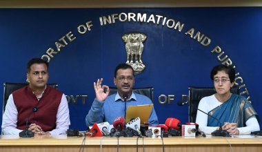 NEW DELHI INDIA JANUARY 29 2024 Arvind Kejriwal Eğitim Bakanı Atishi ile birlikte Delhi Sekreterliği 'nde Sanchit Khanna Hindustan Times' ın yeni Güneş Politikası hakkında basın toplantısı düzenledi. 