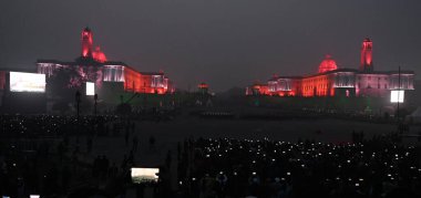 NEW DELHI INDIA 29 Ocak 2024 Raisina Hills 'teki Cumhuriyet Günü kutlamalarının doruk noktasında Tri Servisler Grubu' nun performansı sırasında Kuzey ve Güney Bloğu ve Rashtrapati Bhavan 'ı aydınlattı. 