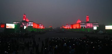 NEW DELHI INDIA 29 Ocak 2024 Raisina Hills 'teki Cumhuriyet Günü kutlamalarının doruk noktasında Tri Servisler Grubu' nun performansı sırasında Kuzey ve Güney Bloğu ve Rashtrapati Bhavan 'ı aydınlattı. 