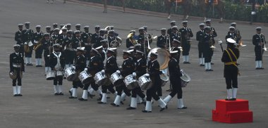 NEW DELHI INDIA JANUARY 29 2024 Deniz Kuvvetleri Servisleri bandosu, Yenilmezler Töreni sırasında, Raisina Hills 'teki The Beating Retreat seremonisinin doruk noktası olan Cumhuriyet Günü kutlamaları sırasında Fou' nun doruk noktası olan
