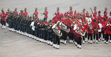 NEW DELHI INDIA HAZİRAN 29 HAZİRAN Tri müzik grupları Vijay Chowk Fotoğrafı Sanjeev Verma Hindustan Times 'ın Beating Retreat seremonisi sırasında performans sergiliyorlar 