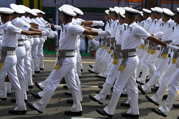 KOLKATA INDIA JANUARY 26 2024 Парад маршей индийского военно-морского контингента мимо салютующих диас на параде Республики 2024 года на Красной дороге 26 января 2024 года в Калькутте Индия готовится к платиновому празднованию страны Республика Да