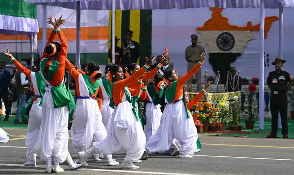 KOLKATA INDIA JANUARY 26 Ocak 2024 Tricolor kostümlü öğrenciler, 26 Ocak 2024 tarihinde Kolkata Hindistan 'da Kızıl Yol' da düzenlenen Cumhuriyet Günü 2024 etkinliğinde, Cuma günü bir enstrümanla ülke Cumhuriyeti Günü 'nün platin kutlaması için hazırlanıyor.