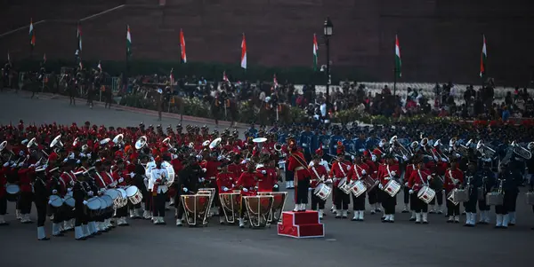 NEW DELHI INDIA JANUARY 27 2024 Tri servis bandosu, Cumhuriyet Günü kutlamalarının doruk noktası olan Raisina Hills The Beating Retreat seremonisi için yaklaşmakta olan Yenilme Töreni 'nin kostümlü provasında performans sergiliyor.