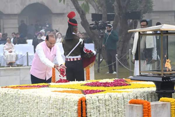 stock image NEW DELHI INDIA JANUARY 30 2024 Delhi LG VK Saxena pays homage to Mahatma Gandhi on Martyrs Day observed to mark the death anniversary of the father of the nation at Rajghat Photo by Ajay Aggarwal Hindustan Times 