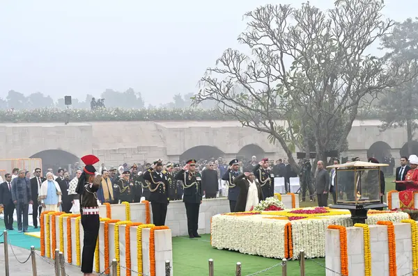 stock image NEW DELHI INDIA JANUARY 30 2024 President Droupadi Murmu Vice President Jagdeep Dhankar Prime Minister Narendra Modi Union Defence Minister Rajnath Singh CDS Three Service Chiefs and others pay homage to Mahatma Gandhi on Martyrs Day observed to mark