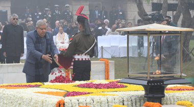 NEW DELHI INDIA HAZİRAN 30 HAZİRAN 2024 Başkan Yardımcısı Jagdish Dhankar, Rajghat Fotoğraf: Sonu Mehta Hindustan Times 'ın ölüm yıldönümünde Mahatma Gandhi' ye saygılarını sundu 