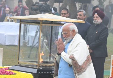 NEW DELHI INDIA HAZİRAN 30 HAZİRAN 2024 Başbakan Narendra Modi, Rajghat 'taki ölüm yıldönümünde Mahatma Gandhi' ye saygılarını sundu. 