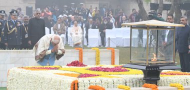 NEW DELHI INDIA HAZİRAN 30 HAZİRAN 2024 Başbakan Narendra Modi, Rajghat 'taki ölüm yıldönümünde Mahatma Gandhi' ye saygılarını sundu. 