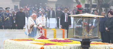 NEW DELHI INDIA HAZİRAN 30 HAZİRAN 2024 Başbakan Narendra Modi, Rajghat 'taki ölüm yıldönümünde Mahatma Gandhi' ye saygılarını sundu. 