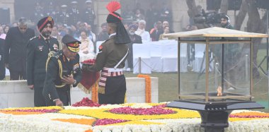 NEW DELHI INDIA HAZİRAN 30 HAZİRAN 2024 Genelkurmay Başkanı General Manoj Pande, Sonu Mehta Hindustan Times tarafından Rajghat 'ta milletin babasının ölüm yıldönümü münasebetiyle düzenlenen Şehitler Günü' nde Mahatma Gandhi 'ye saygılarını sunuyor. 