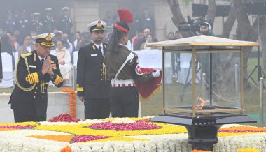 NEW DELHI INDIA JANUARY 30 2024 Donanma Şefi R Hari Kumar, Rajghat Fotoğrafı 'nda ölüm yıldönümünde Mahatma Gandhi' ye saygılarını sundu. 