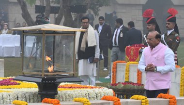 NEW DELHI INDIA HAZİRAN 30 HAZİRAN 2024 Delhi Vali Vinai Kumar Saxena, Rajghat Fotoğraf: Sonu Mehta Hindustan Times 'ın ölüm yıldönümünde Mahatma Gandhi' ye saygılarını sunuyor 