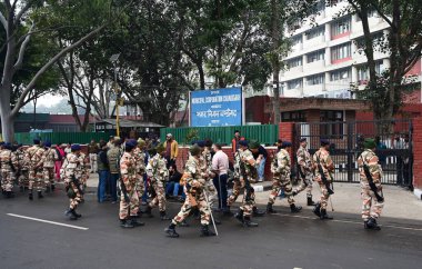 31 Ocak 2024 tarihinde Chandigarh Hindistan 'da yapılan belediye seçimlerinde görevi kötüye kullanma iddialarını protesto etmek amacıyla MC Ofisi' nin dışında konuşlandırılan Güvenlik personelinin sayısı 31 Ocak 2024. BJP Salı günü Chandigarh belediyesini kazandı. 