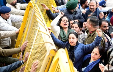 CHANDIGARH INDIA HAZİRAN 31 Ocak 2024 AAP ve Kongre çalışanları 31 Ocak 2024 tarihinde Chandigarh Hindistan 'da 17. Bölge polis karakolu yakınlarındaki belediye başkanlığı seçimlerinde görevi kötüye kullanma iddialarına karşı yapılan protesto sırasında barikatı aşmaya çalışıyorlar. 