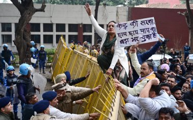 CHANDIGARH INDIA HAZİRAN 31 Ocak 2024 AAP ve Kongre çalışanları 31 Ocak 2024 tarihinde Chandigarh Hindistan 'da 17. Bölge polis karakolu yakınlarındaki belediye başkanlığı seçimlerinde görevi kötüye kullanma iddialarına karşı yapılan protesto sırasında barikatı aşmaya çalışıyorlar.