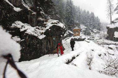 KASHMIR INDIA HAZİRAN 31 Ocak 2024 Turistler Tangmarg 'da kar kaplı yol boyunca Srinagar Hindistan' dan yaklaşık 50 km uzaklıktaki ATV yolculuğunun keyfini çıkarıyorlar.  