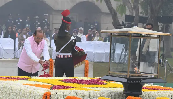 NEW DELHI INDIA HAZİRAN 30 HAZİRAN 2024 Delhi Vali Vinai Kumar Saxena, Rajghat Fotoğraf: Sonu Mehta Hindustan Times 'ın ölüm yıldönümünde Mahatma Gandhi' ye saygılarını sunuyor 