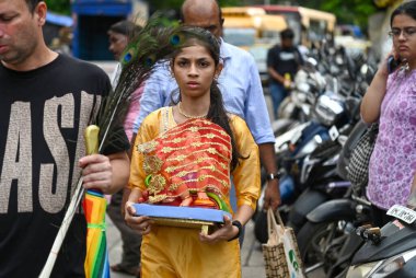 MUMBAI, INDIA - 6 Eylül 2024 'te Hindistan' ın Mumbai kentinde Ganesh Chaturthi festivali öncesinde Hindu tanrısı Ganesha 'nın heykelini bir atölyeden eve taşır.. 