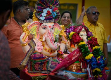 NEW DELHI, INDIA - 7 Eylül 2024 'te Hindistan' ın Yeni Delhi kentinde Laxmi Nagar 'da Ganesh Chaturthi vesilesiyle Tanrı Ganesha putlarını taşıyanlar. 