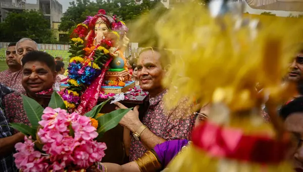 stock image NEW DELHI, INDIA - SEPTEMBER 7: Devotees carry Lord Ganesha idols on the occasion of Ganesh Chaturthi in Lovely Public Senior Secondary School, Laxmi Nagar on September 7, 2024 in New Delhi, India. 