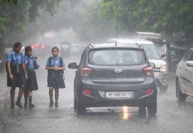 NOIDA, INDIA - 9 EYLÜL: 9 Eylül 2024 Noida, Hindistan 'da sektör 12' de ani yağmurlar sırasında banliyö çıkışları. 