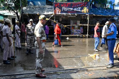 KOLKATA INDIA SEPTEMBER 9 2024 CISF güvenlik personeli 9 Eylül 2024 'te Kolkata Hindistan' da RG Kar Tıp Koleji & Hastanesi 'nde protesto alanının yanında nöbet tutuyor.