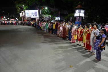 KOLKATA INDIA SEPTEMBER 9. 2024 Vatandaşlar, 9 Eylül 2024 tarihinde Kolkata Hindistan 'da RG Kar' ın tecavüz kurbanı için 9 dakika 9 dakika süreyle adalet isteyen seyyar meşaleler tutan insan zinciri kurarak sokaklara döküldü.