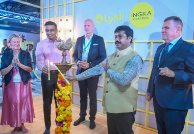 NOIDA INDIA 9 Eylül 2024 Uttar Pradesh Genel Sekreteri Yogi Adityanath, 9 Eylül 2024 'te Sektör 62' de UP Endüstri Bakanı Nand Gopal Gupta Nandi eşliğinde İsveç markası IKEA 'nın perakende satış mağazasının açılışını gerçekleştirdi.