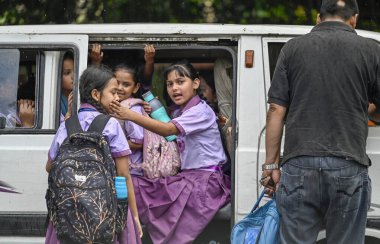 NEW DELHI INDIA SEPTEMBER 9 Eylül 2024 Öğrenciler 9 Eylül 2024 tarihinde KG Marg 'da yağmur sırasında Yeni Delhi Hindistan Fotoğrafı: Raj K Raj Hindustan Times